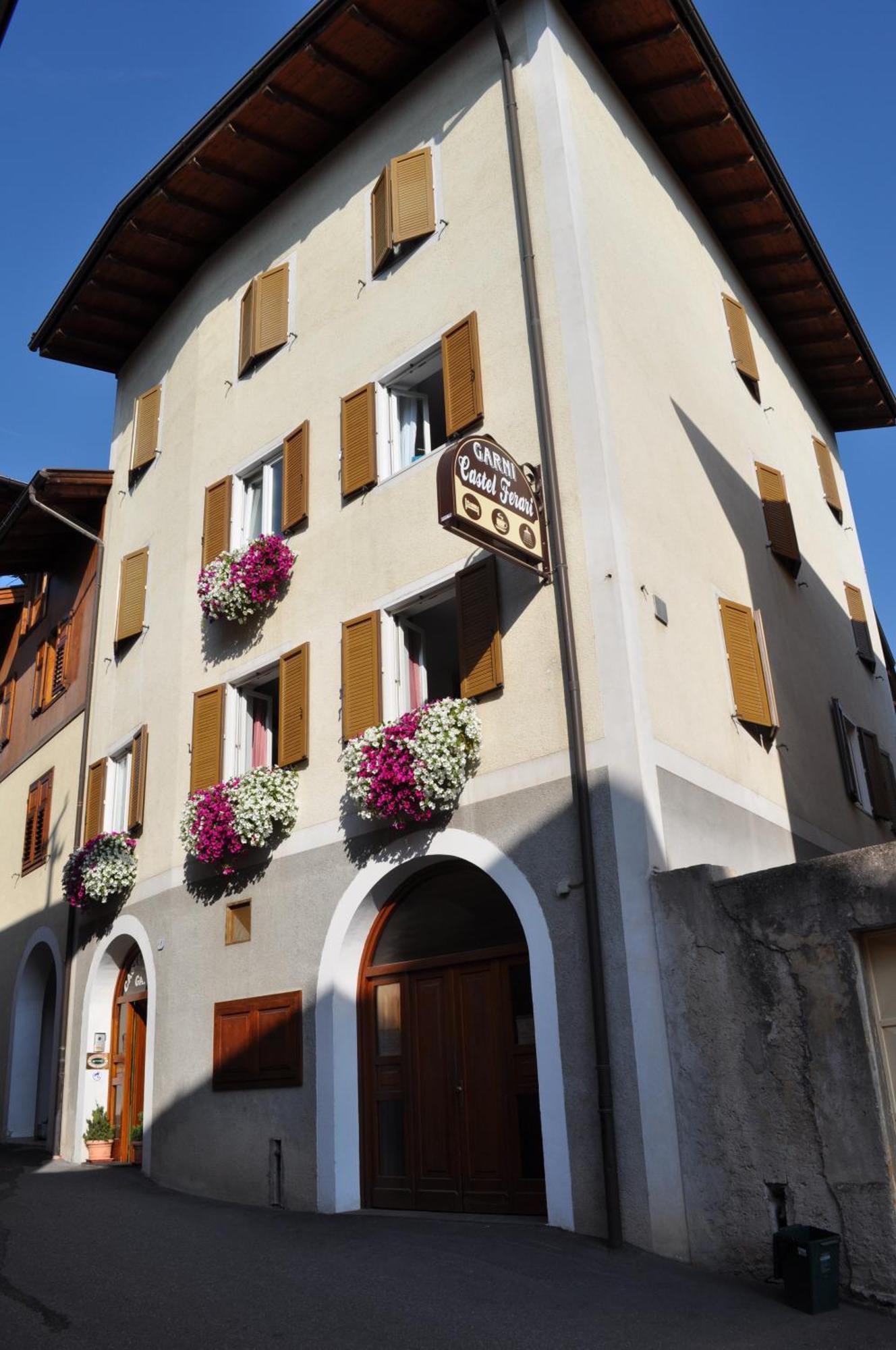 Garni Castel Ferari Hotel Tuenno Kültér fotó