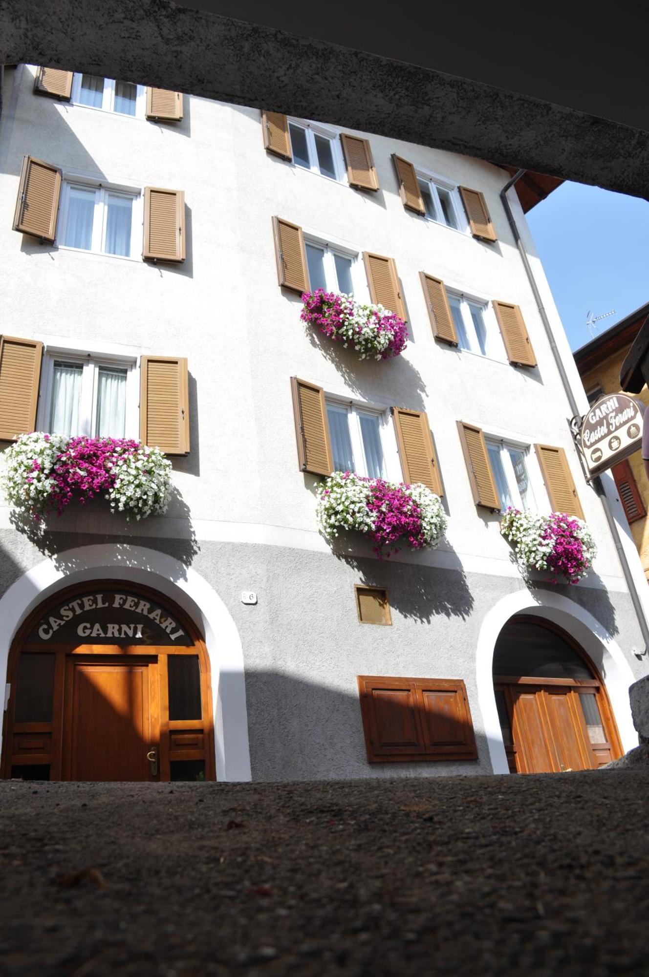 Garni Castel Ferari Hotel Tuenno Kültér fotó