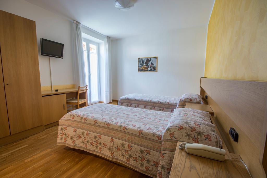 Garni Castel Ferari Hotel Tuenno Kültér fotó